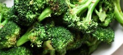 Broccoli la gratar cu usturoi