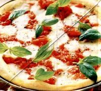 Pizza Margherita cu busuioc