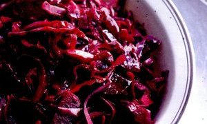 Salata de sfecla rosie cruda cu ceapa