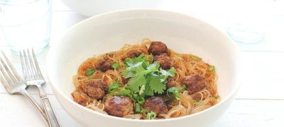 Noodles in sos de soia cu chiftelute