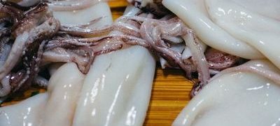 Rulouri de calamar cu sparanghel şi bacon
