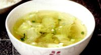 Supă de salată verde cu costiţă afumată