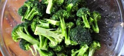 Broccoli, chorizo şi ouă
