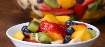 Salată asortată din fructe cu boabe