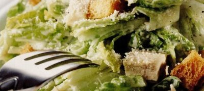 Caesar salad cu pui afumat