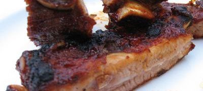 Coaste de porc in crusta de condimente si sos barbeque