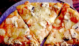 Pizza cu caşcaval afumat, şuncă şi mozzarella