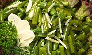 Salată de fasole verde cu usturoi
