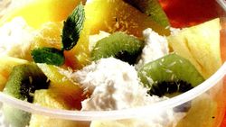 Salată racoritoare de kiwi, căpşuni si ananas
