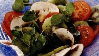 Salata de rosii cu kiwi, ciuperci si nasturel