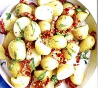 Salata de cartofi noi cu pesmet si parmezan