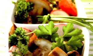 Salată verde cu nuci si cascaval