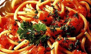 Spaghete cu sos de roşii si busuioc