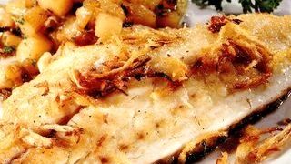 File de doradă în crustă de cartofi, cu sos de ierburi aromatice