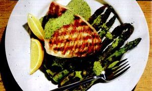 Peşte la grătar cu tocănită de fasole verde