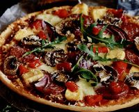 Pizza cu ciuperci, mozzarella, măsline, rucola şi creveţi