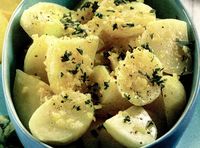 Salată de cartofi cu sos pesto
