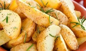 Cartofi rumeniţi cu rozmarin, usturoi şi piper