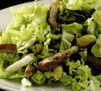 Salată de pui cu fasole verde şi frunze de radicchio