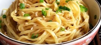 Noodles cu seminte de susan