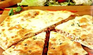 Pizza calzone umplută in stil bolognez