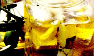 Telemea marinată in ulei de măsline şi rozmarin